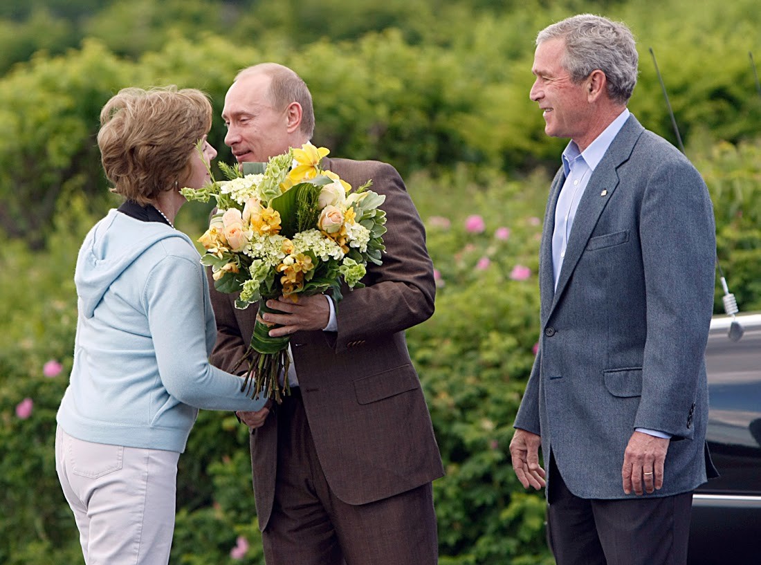 Die Frau von George Bush Jr., Laura, bekam 2007 Blumen von Putin in den USA.