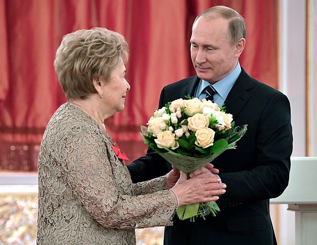 Die ehemalige First Lady von Russland, Naina Jelzin, wurde ebenfalls von Putin mit einem Blumenstrauß begrüßt.