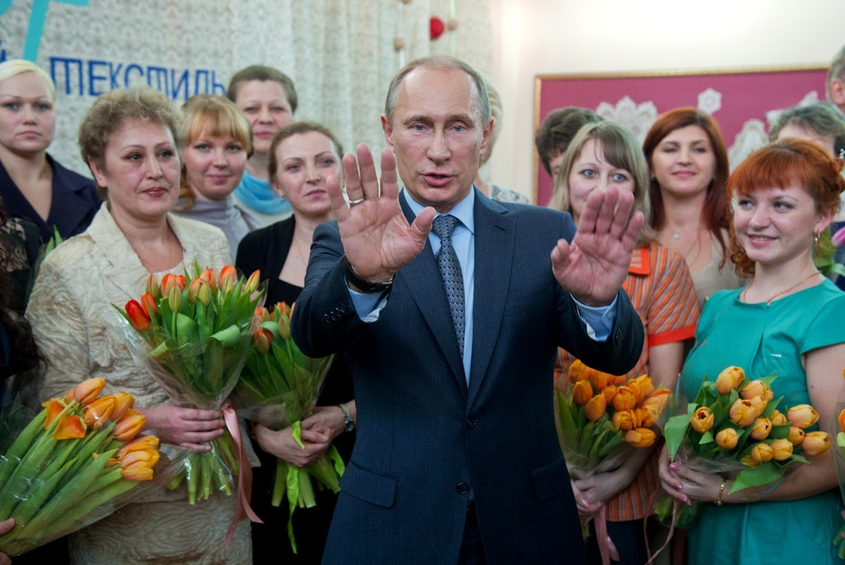 Es scheint, dass Putin es wirklich genießt, den Frauen Blumen zu schenken, besonders am 8. März jedes Jahres: Denn da ist Internationaler Frauentag. In diesem Fall wurden sie 2013 von Textilfabrikarbeitern empfangen.
