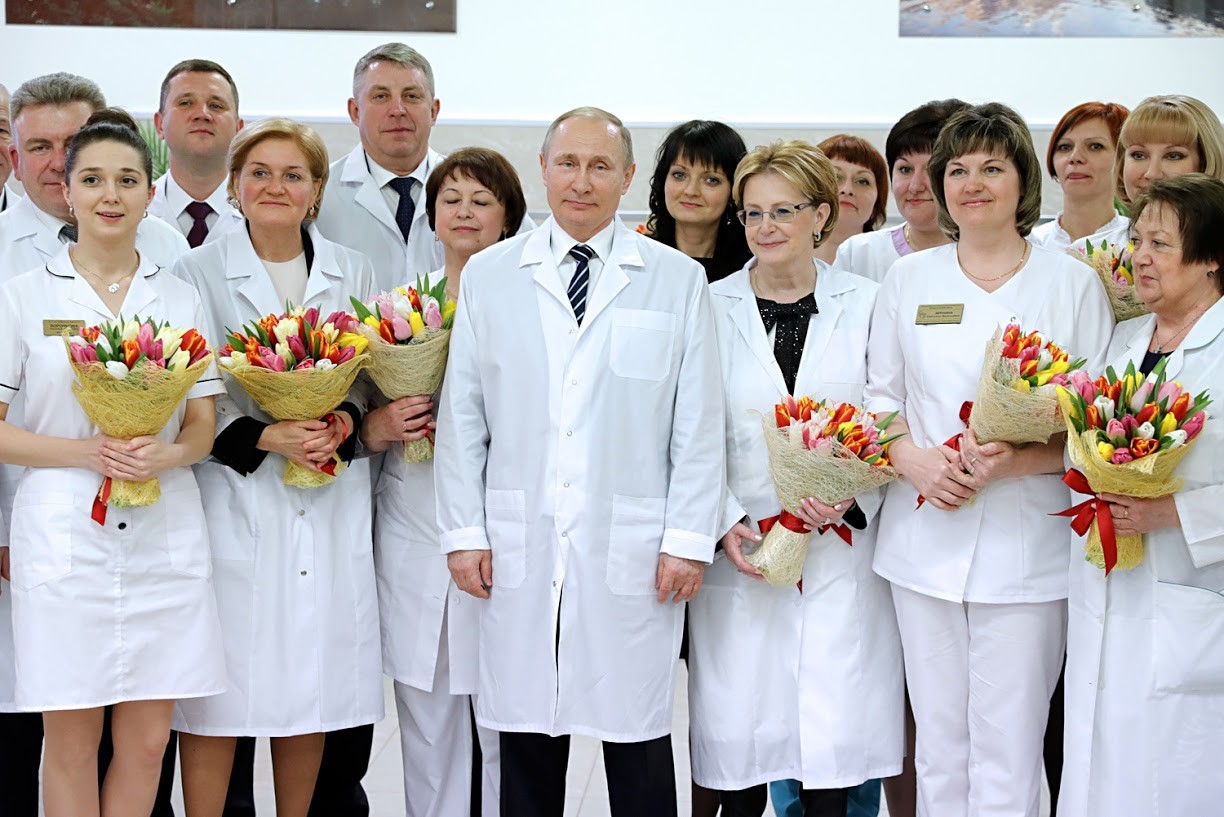 Hier, am 8. März 2017, gratulierte Putin Ärztinnen in einem neuen Geburtshaus.