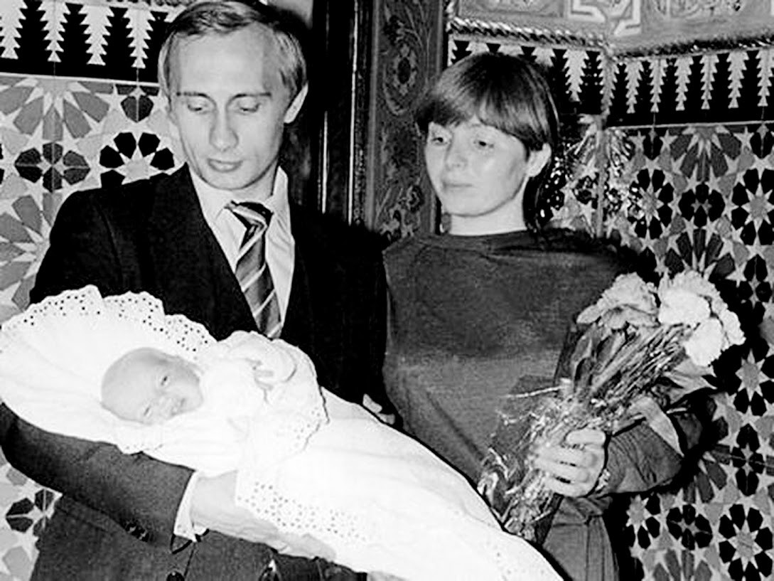 Und auf diesem Foto hält seine ehemalige Frau Ljudmila einen Blumenstrauß von Putin in den Händen, während er eine ihrer kürzlich geborenen Töchter - Maria oder Jekaterina - im Arm hält. Sie wurden beide Mitte der 1980er Jahre geboren.