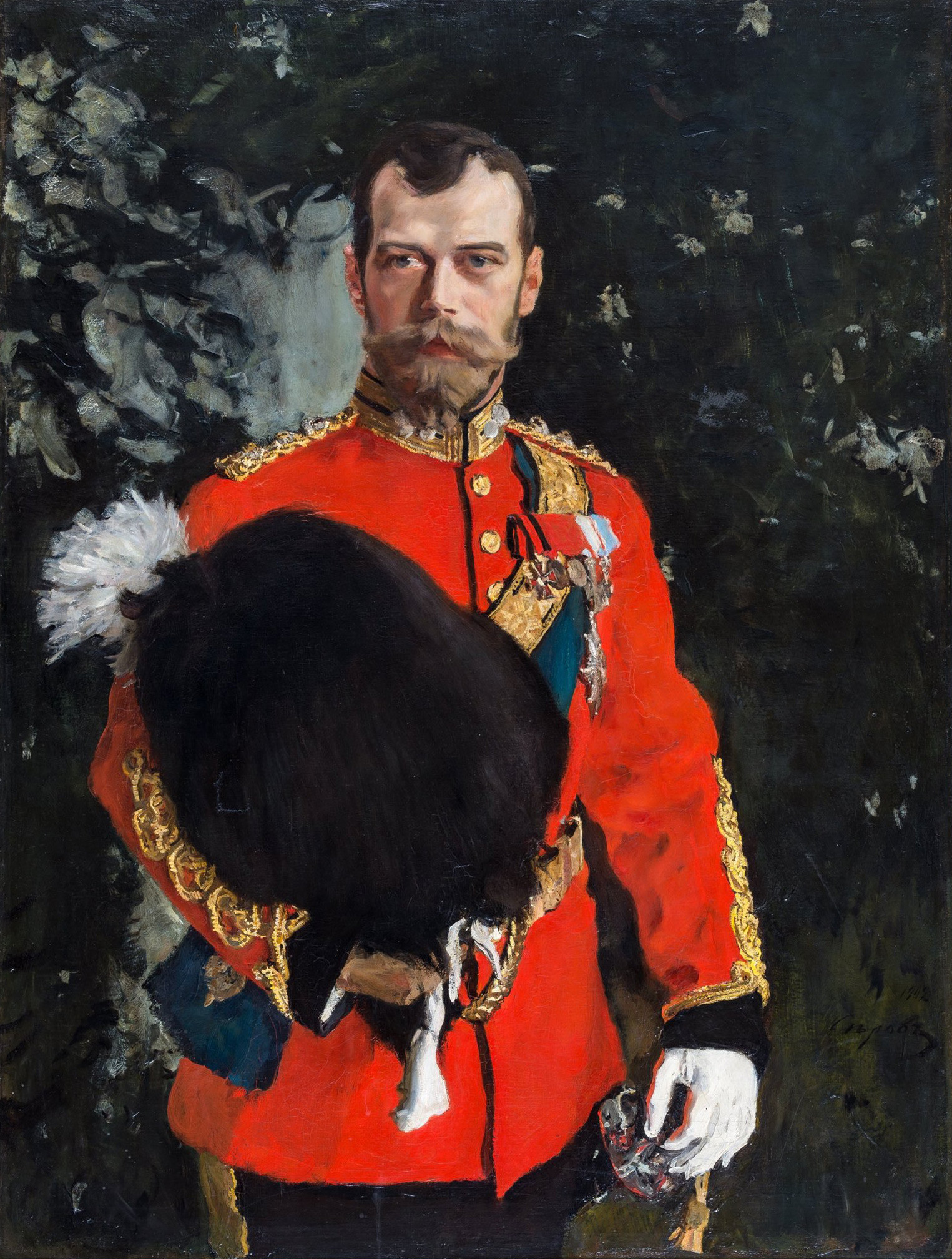 Retrato de Nicolás II, coronel en jefe de los Royal Scots Greys, 1902, obra de Valentín Serov. El emperador es vestido con uniforme completo como coronel en jefe de los 2dos Dragones (los Royal Scots Greys).