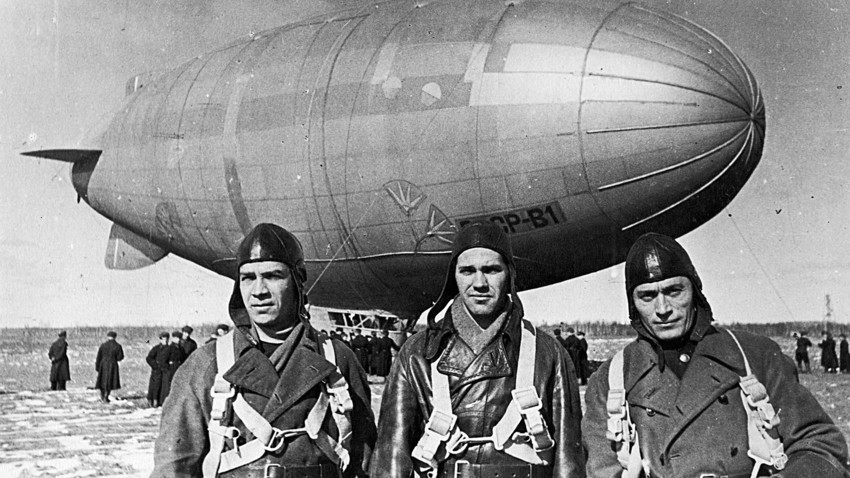 Vojaška skupina po vadbenem letu s cepelinom V-1, april 1932.