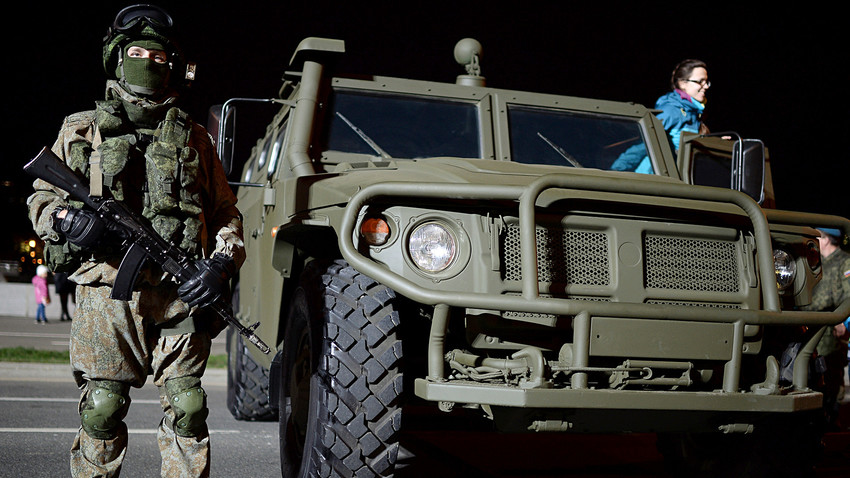 Pripadnik ruskih oboroženih sil na vojaškem festivalu zraven vozila GAZ 2330 Tigr. 