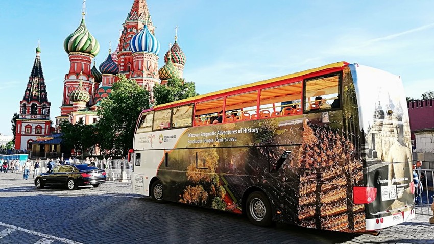 Bus wisata ‘Wonderful Indonesia’ di Lapangan Merah, Moskow, Rusia.