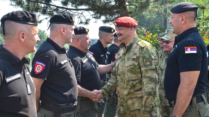 Генерал Сергеј Мелинков и пуковник Горан Драговић приликом посете Ронилачком центру Жандармерије