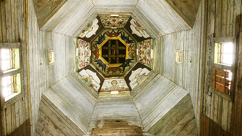 Torzhok. Chiesa dell’Icona di Tikhvin della Vergine (Antica chiesa dell’Ascensione). Veduta dell’interno della torre. 18 agosto 2006