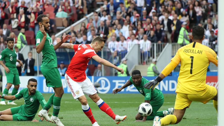 Ruski reprezentativac Denis Čerišev postiže gol u utakmici protiv Saudijske Arabije na otvaranju Svjetskog nogometnog prvenstva 14. lipnja 2018. u Moskvi,