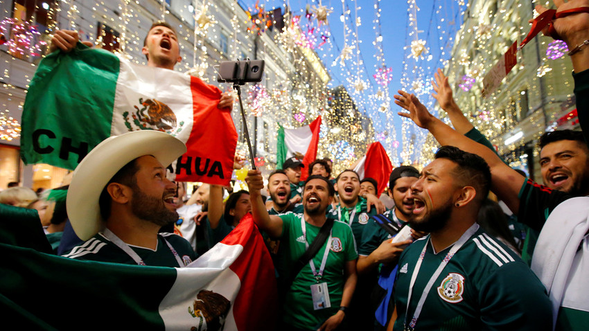 Навијачи Мексика славе победу на московским улицама