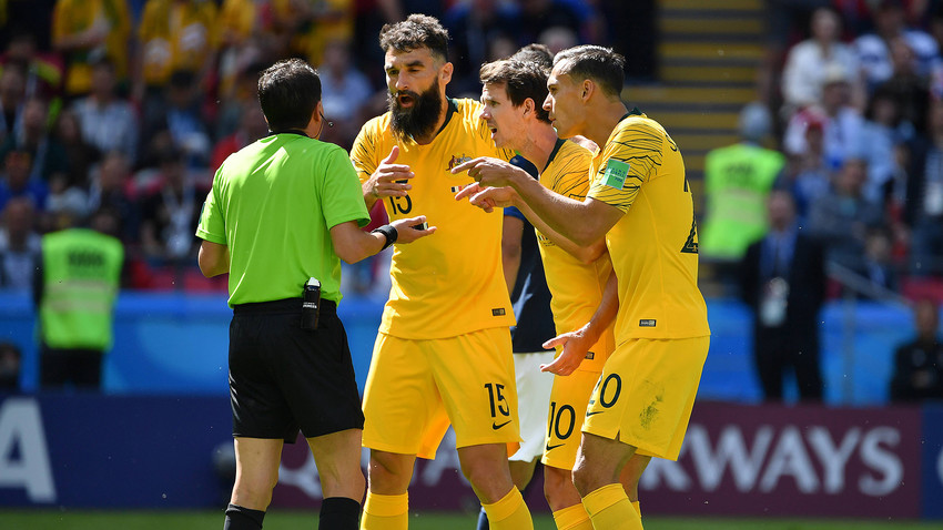 Jogadores australianos discutem com árbitro após lance polêmico na partida contra a seleção francesa