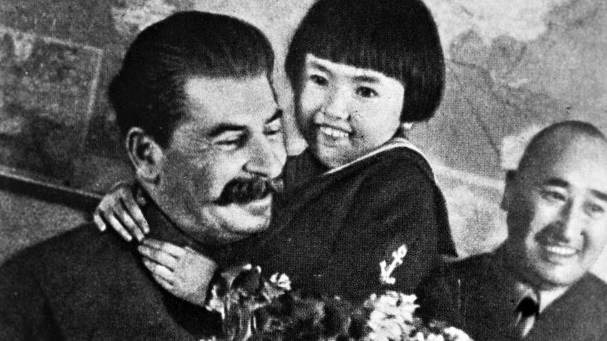 ヨシフ・スターリンに抱かれているエンゲルシナ・マルキゾワ（1936年）。2年後、大粛清の時期に彼女の両親は殺されてしまった。