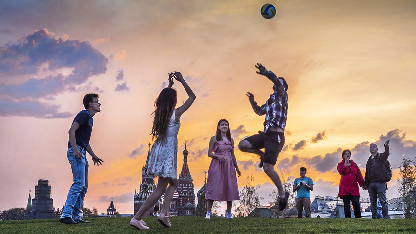 Rusija, Moskva. Ljudi igraju odbojku u blizini zidova Kremlja, park Zarjadje.