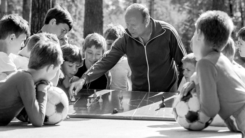 July 1, 1987. Eduard Streltsov (retired) at the studies with young players.