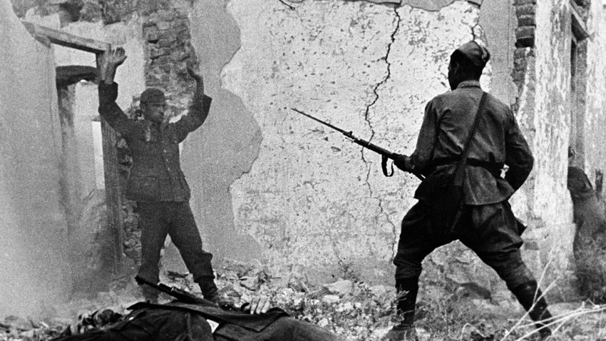 Съветски стрелец пленява немски войник край Моздок, Северна Осетия. Септември 1942 г.
