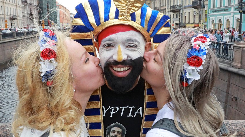 Египетски и руски футболни фенове си правят снимка на "Невски авеню" в Санкт Петербург