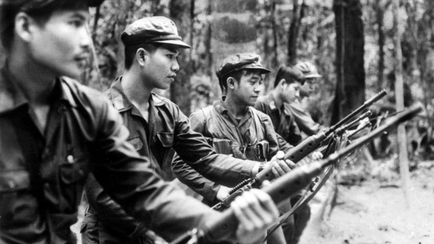 Borci Komunistične partije Tajske trenirajo pred tujimi novinarji v partijskem taboru v džungli na jugu Tajske, 16. oktober 1978.