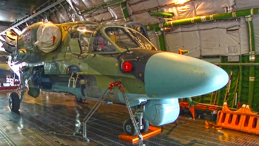 Ка-52 "Алигатор" у транспортном одсеку авиона Ан-124 "Руслан" пред полетање