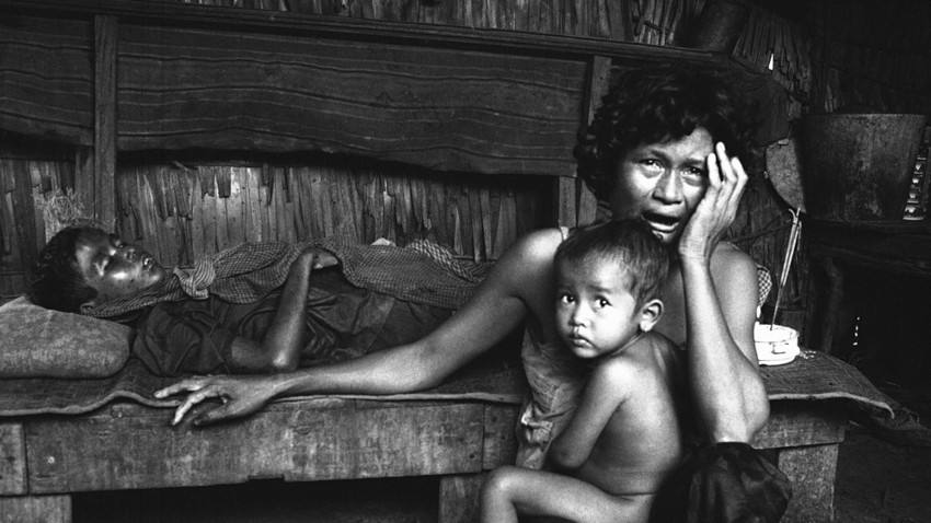 Kamboška mati joče in žaluje za svojim sinom po možnarskem napadu na zaselek v provinci Kampong Speu, 20. oktober 1974.