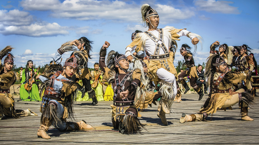 Јакутски плесачи на традиционалној прослави празника Исиах 