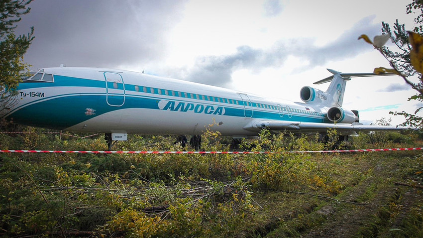 Путнички авион Тупољев-154 после принудног слетања.