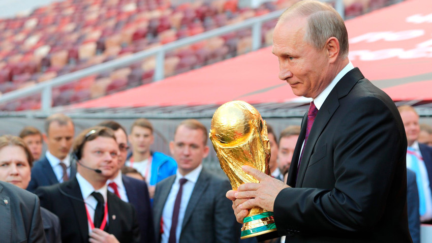 Путин са пехаром Светског првенства у фудбалу.