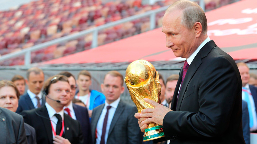 Путин со пехарот на Светското првенство во фудбал.