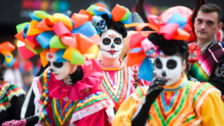 Mexican football fans bring Day of the Dead to Moscow (PHOTOS) - Russia ...