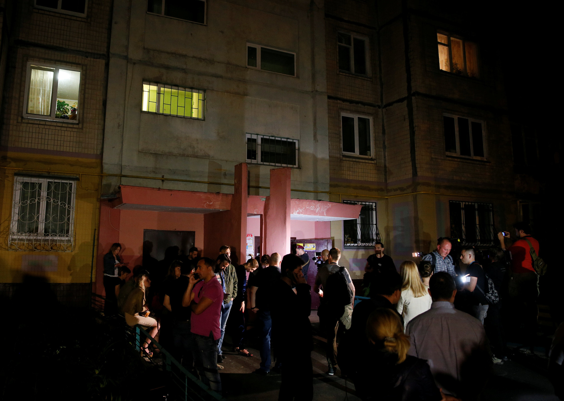 Orang-orang berkumpul di luar blok apartemen tempat Arkady Babchenko ditembak di Kiev, Ukraina, 29 Mei 2018.