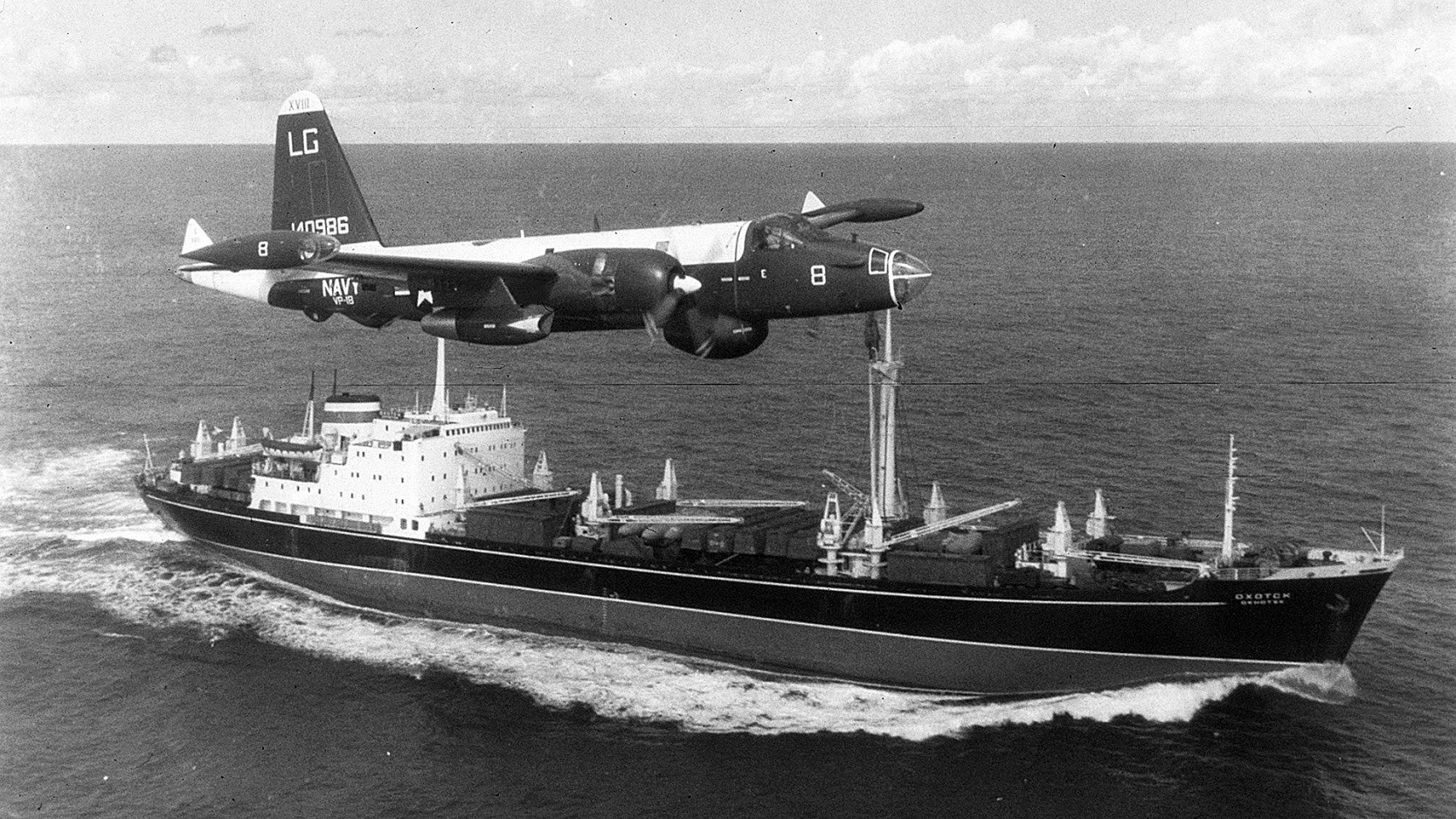 P2V Neptune, američki patrolni zrakoplov leti iznad sovjetskog teretnog broda tokom Kubanske krize.