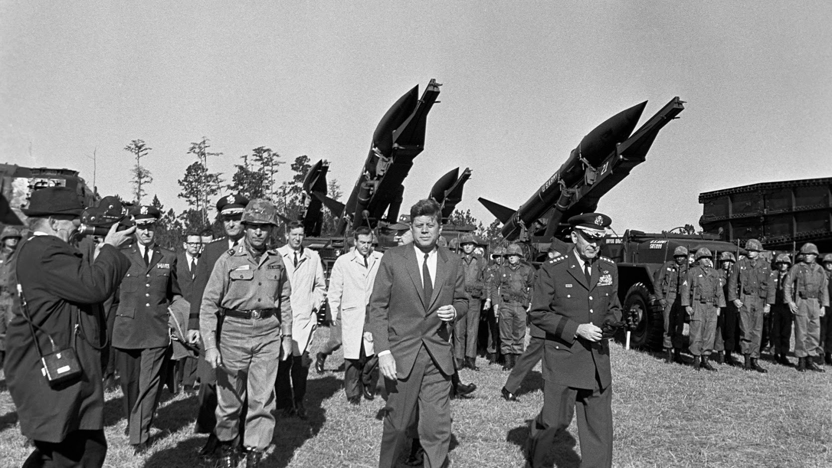 Predsjednik Kennedy na sastanku s američkim vojnim dužnosnicima tokom Kubanske krize.