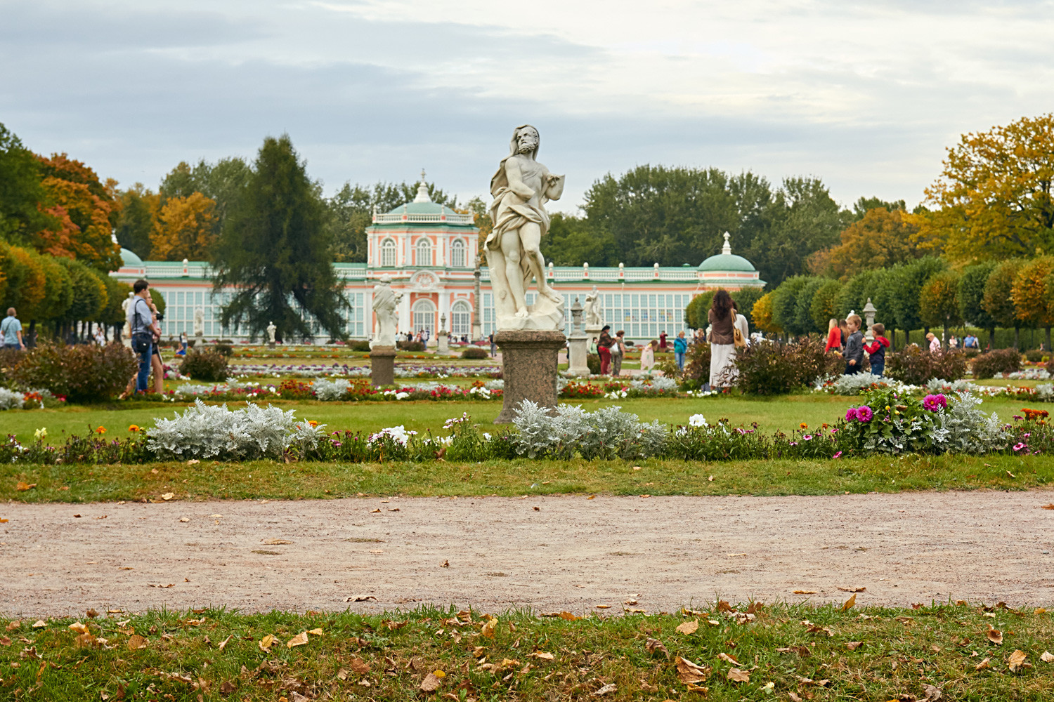 Taman di depan Orangerie di kediaman Kuskovo, Moskow, Rusia.