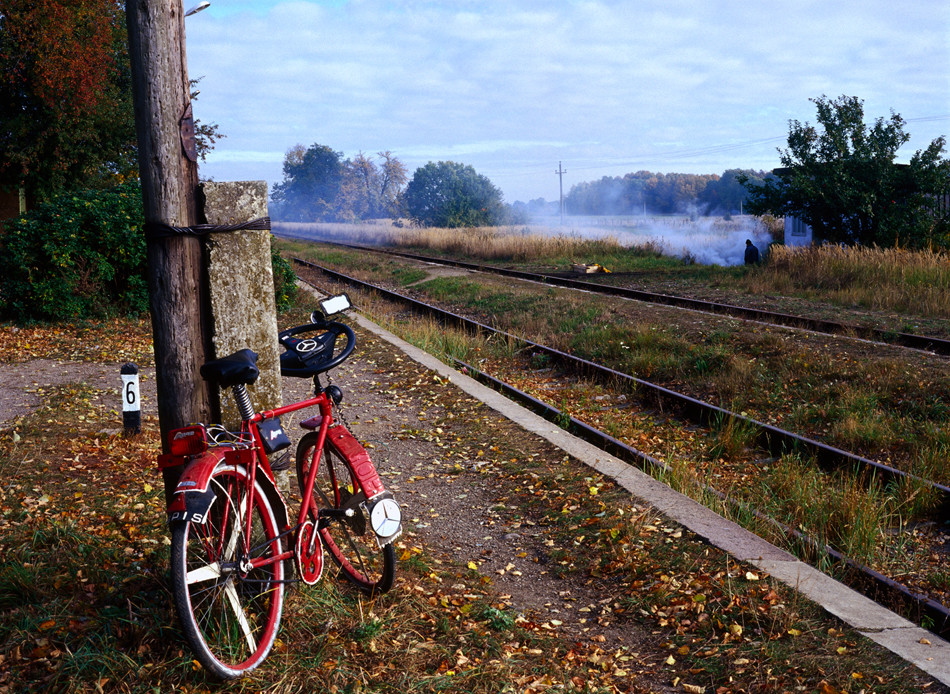 Bicicleta tuneada con un volante de Mercedes en una estación de trenes abandonada.