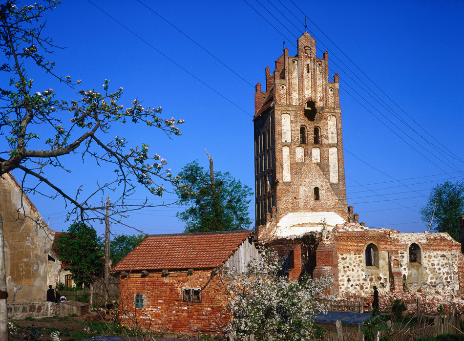 Iglesia alemana derruida cerca de la ciudad de Právdinsk.
