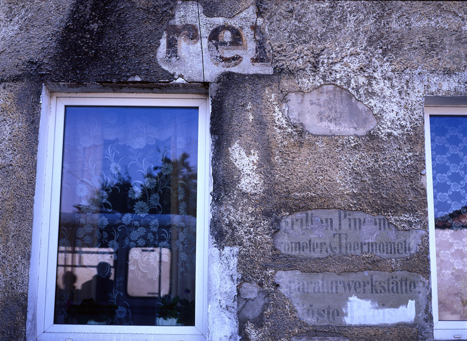 Antigua inscripción en alemán en el muro de una casa, Ozersk.
