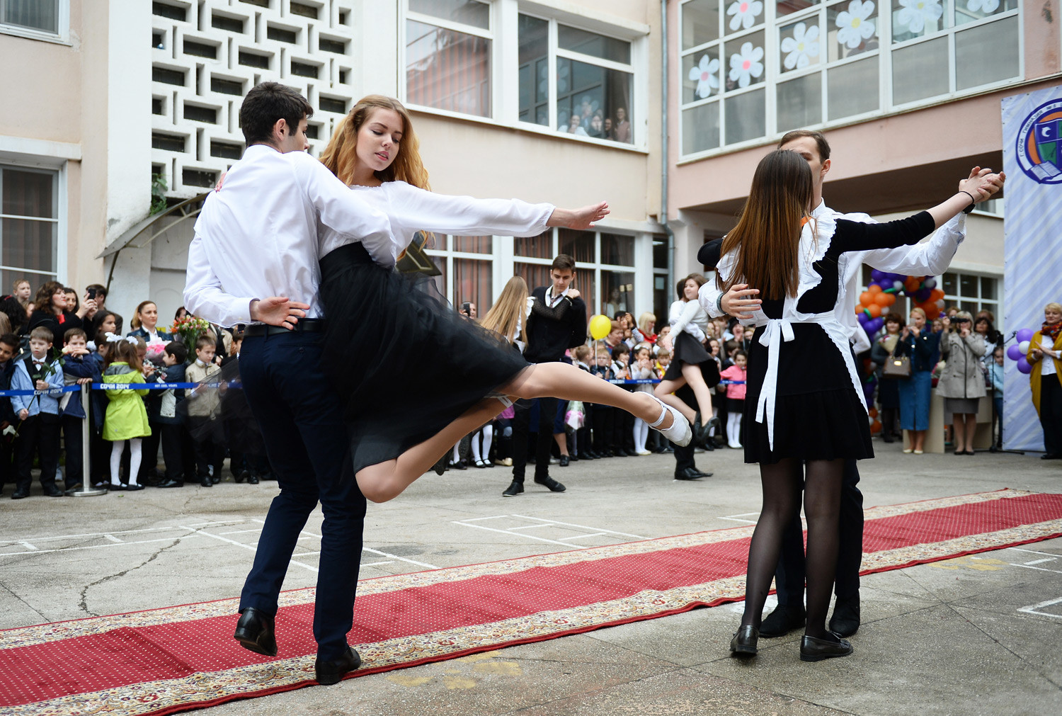Alunos dançam na cerimônia do “Último Sino” na Escola N° 8, em Sôtchi.