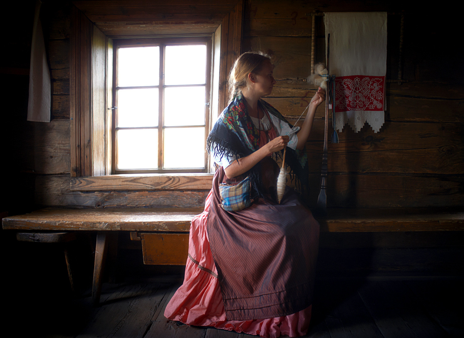 Une femme en tenue traditionnelle tissant au Musée-réserve d’État d’histoire et d’architecture de Kiji, 350 kilomètres au nord-est de Saint-Pétersbourg.