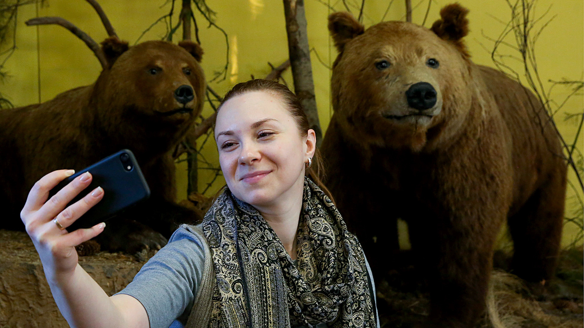 Selfie avec des ours bruns empaillés, au sein du Musée-réserve d'histoire et d'architecture du Kremlin de Riazan.