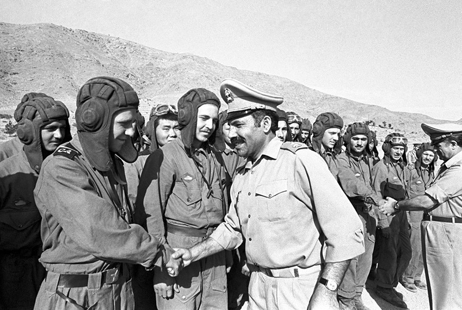 Soldados soviéticos e afegãos em 1980