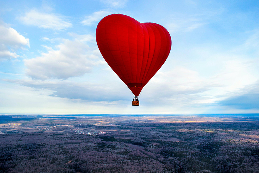 Сердце полетело. Воздушный шар с корзиной сердце. Воздушный шар предложение. Воздушный шар сердце полет. Воздушный шар с корзиной сердечко.