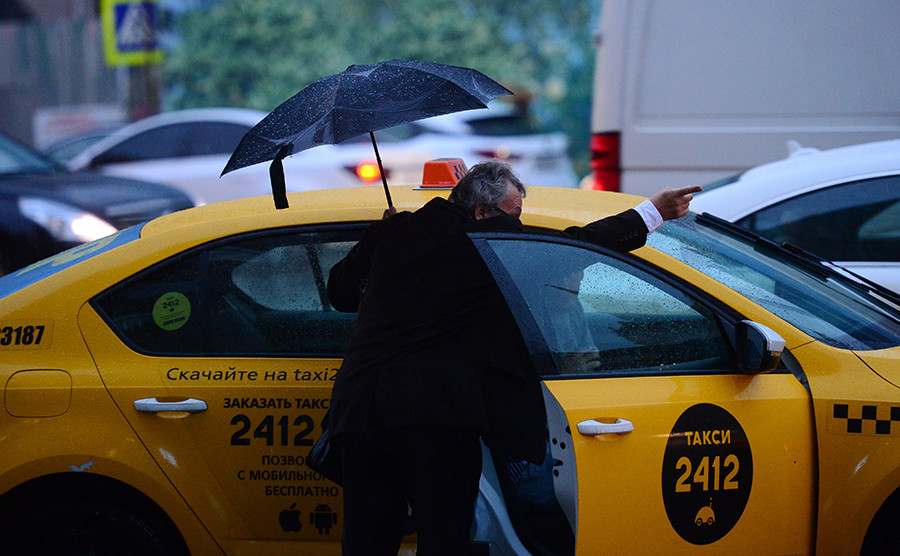 angan menyetop taksi di jalan, dan jangan naik taksi dengan sopir tidak resmi yang berkerumun di area kedatangan bandara.