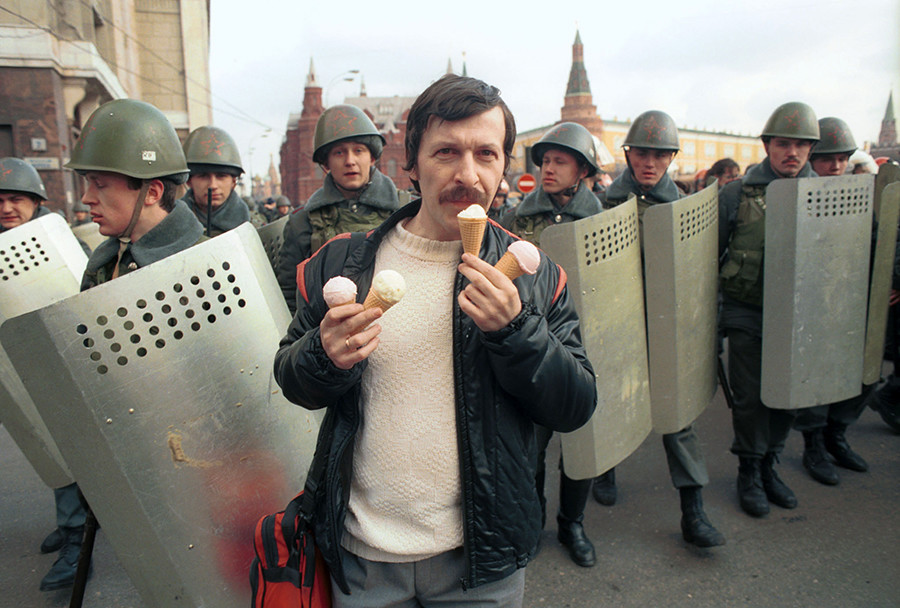 Policiais combatendo manifestação em 1991