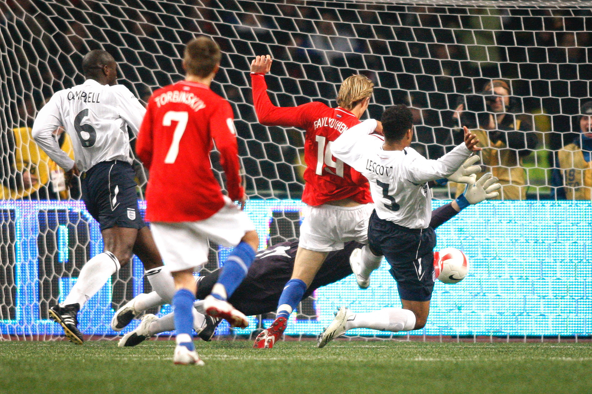 Roman Pavliutchenko marcando na partida contra a Inglaterra (2 a 1); esta vitória levou a Rússia à Euro-2008, deixando a equipe inglesa para trás