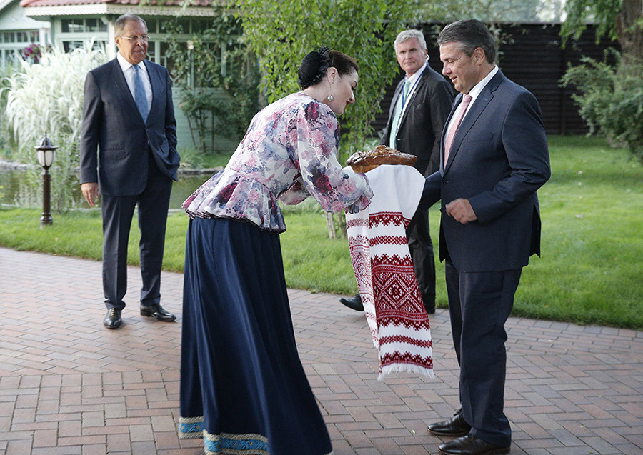Il ministro degli Esteri tedesco Sigmar Gabriel e il ministro degli Esteri russo Sergej Lavrov durante una cerimonia di benvenuto al termine di un incontro tra i rappresentanti dei due paesi