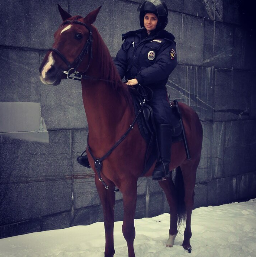 A caballo y con casco policiaco 
