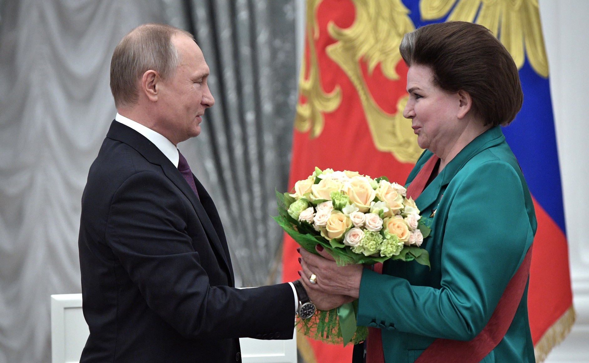 Maj 2017: Predsednik Vladimir Putin in poslanka Valentina Tereškova, vodja parlamentarnega odbora za federalno in lokalno upravo, na podelitvi državnih nagrad v Kremlju