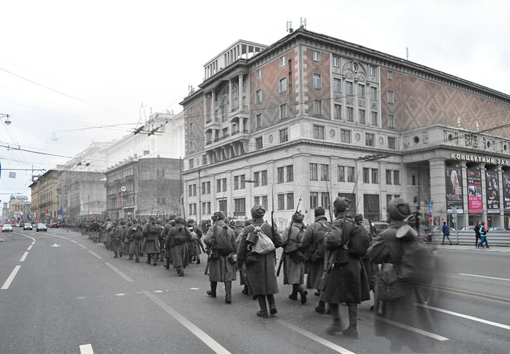 Moscú, 1941-2012. Soldados rasos en la calle Tverskaia.