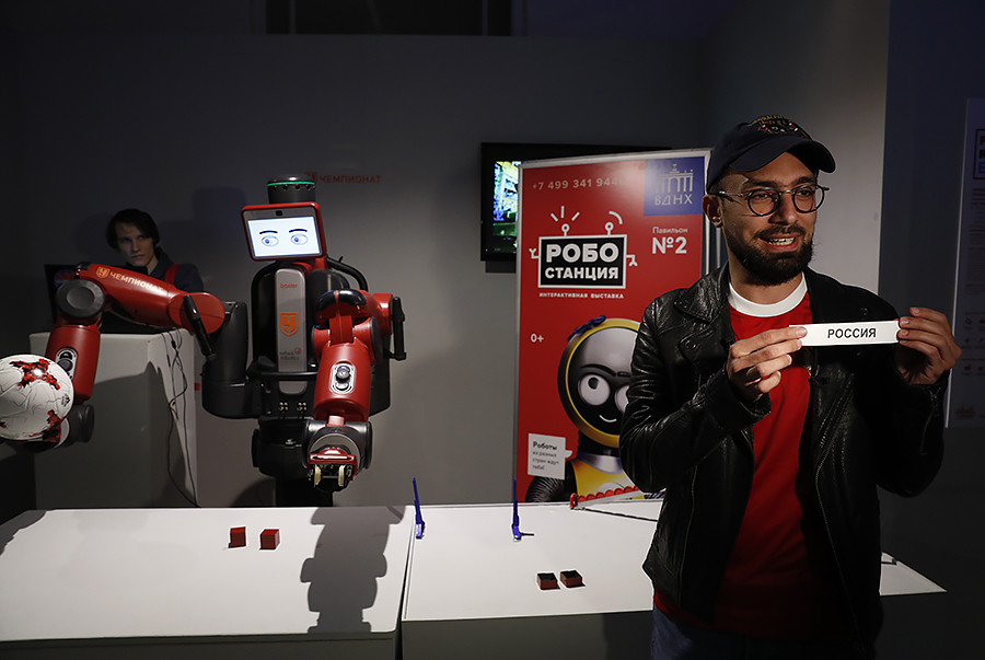 Robot bernama Baxter memprediksi hasil pertandingan sepak bola Piala Konfederasi FIFA 2017 di Robostation di Pusat Pameran VDNKh, Moskow.