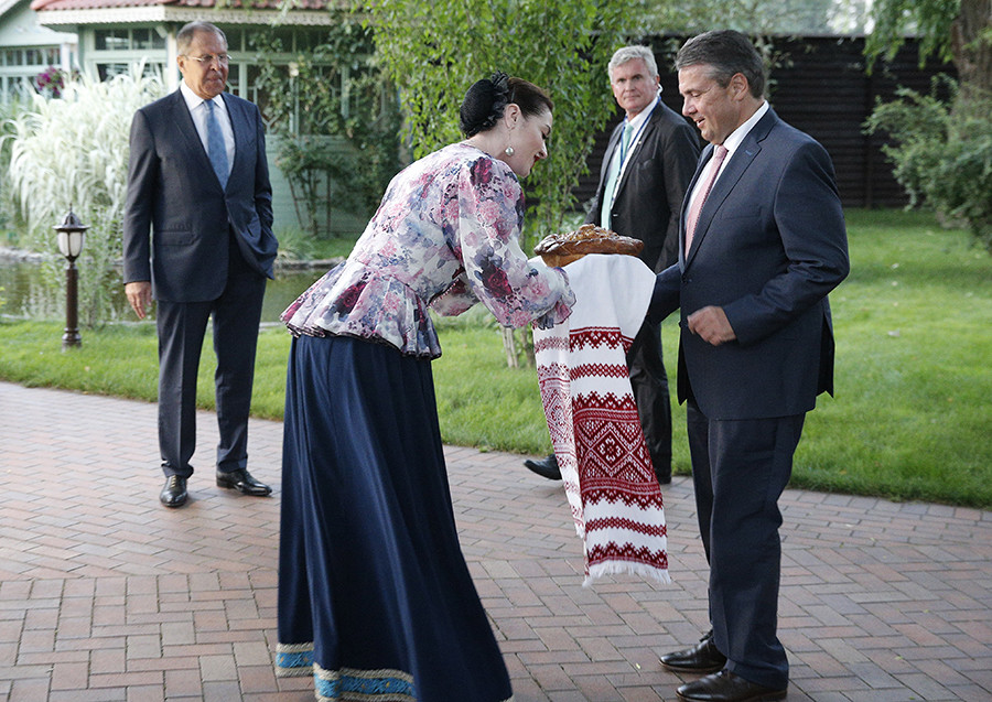 Menteri Luar Negeri Jerman Sigmar Gabriel dan Menteri Luar Negeri Rusia Sergei Lavrov selama upacara penyambutan setelah konferensi pers menyusul pertemuan bilateral Rusia-Jerman.