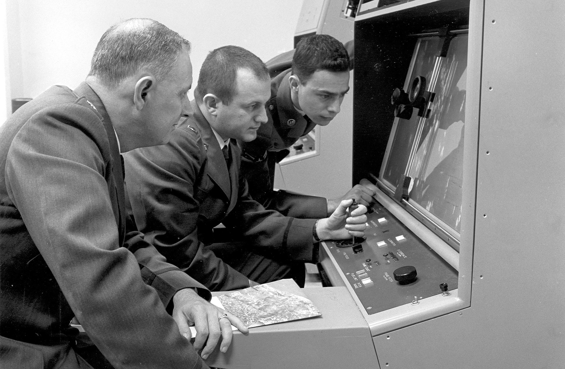 Osoblje Strateške zračne obrane tumači fotografiju zračnog izviđanja tijekom Kubanske krize, 1962.

