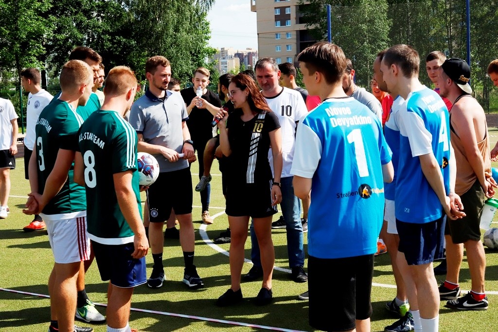 Die Teams der Partnergemeinden Nowoje Dewjatkino (rechts) und Michendorf (links) einigen sich auf eigene Fairplay-Regeln. 
